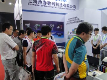 Үзэгчид үздэг